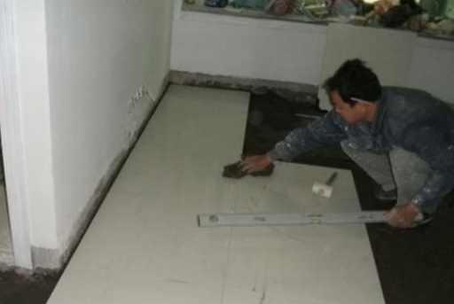 地暖上面鋪什么好？是選擇地板呢？還是瓷磚呢？