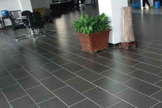 地暖上面鋪什么好？是選擇地板呢？還是瓷磚呢？